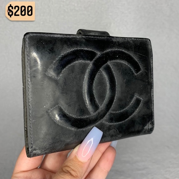 CHANEL Handbags - Chanel Black Rare Vintage Kisslock Compact Wallet